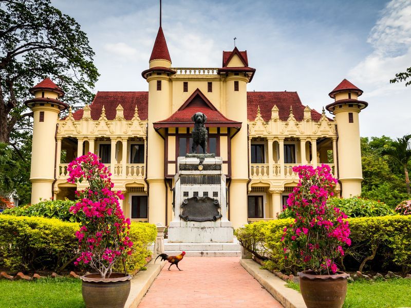 Sanam Chandra Palace + Nakhon Pathom city tour + sampran riverside(minimum 2 pax)